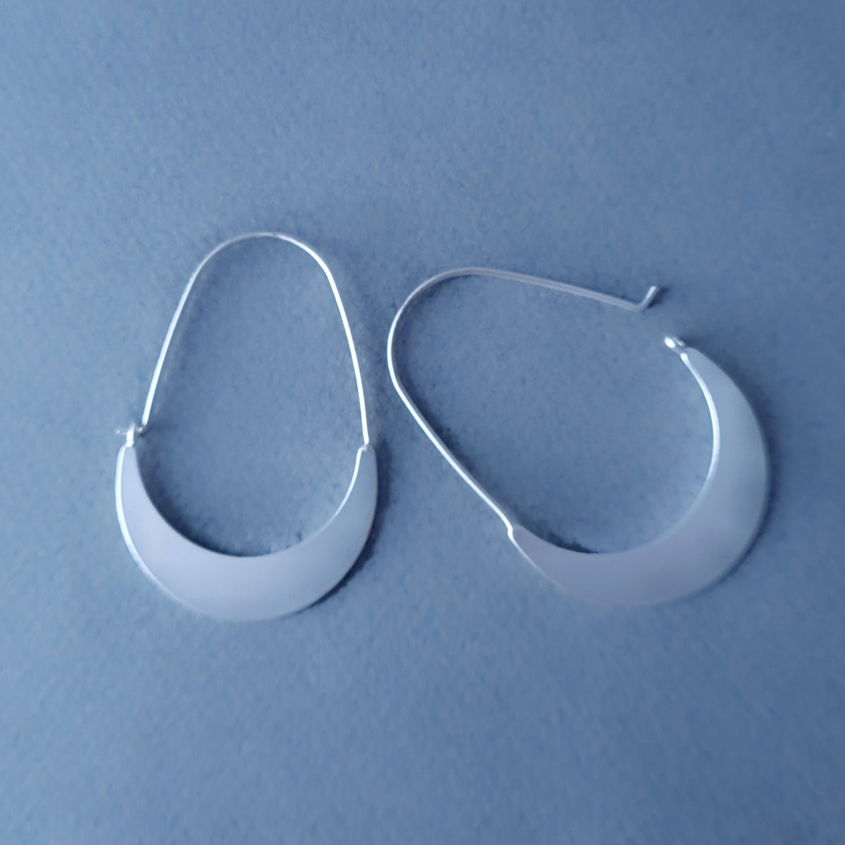 912179 Hoop style earrings