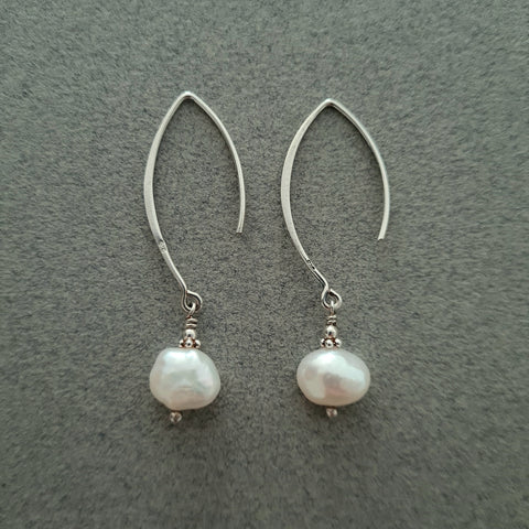 C10331 Silver earring with a fresh water pearl, large earwire