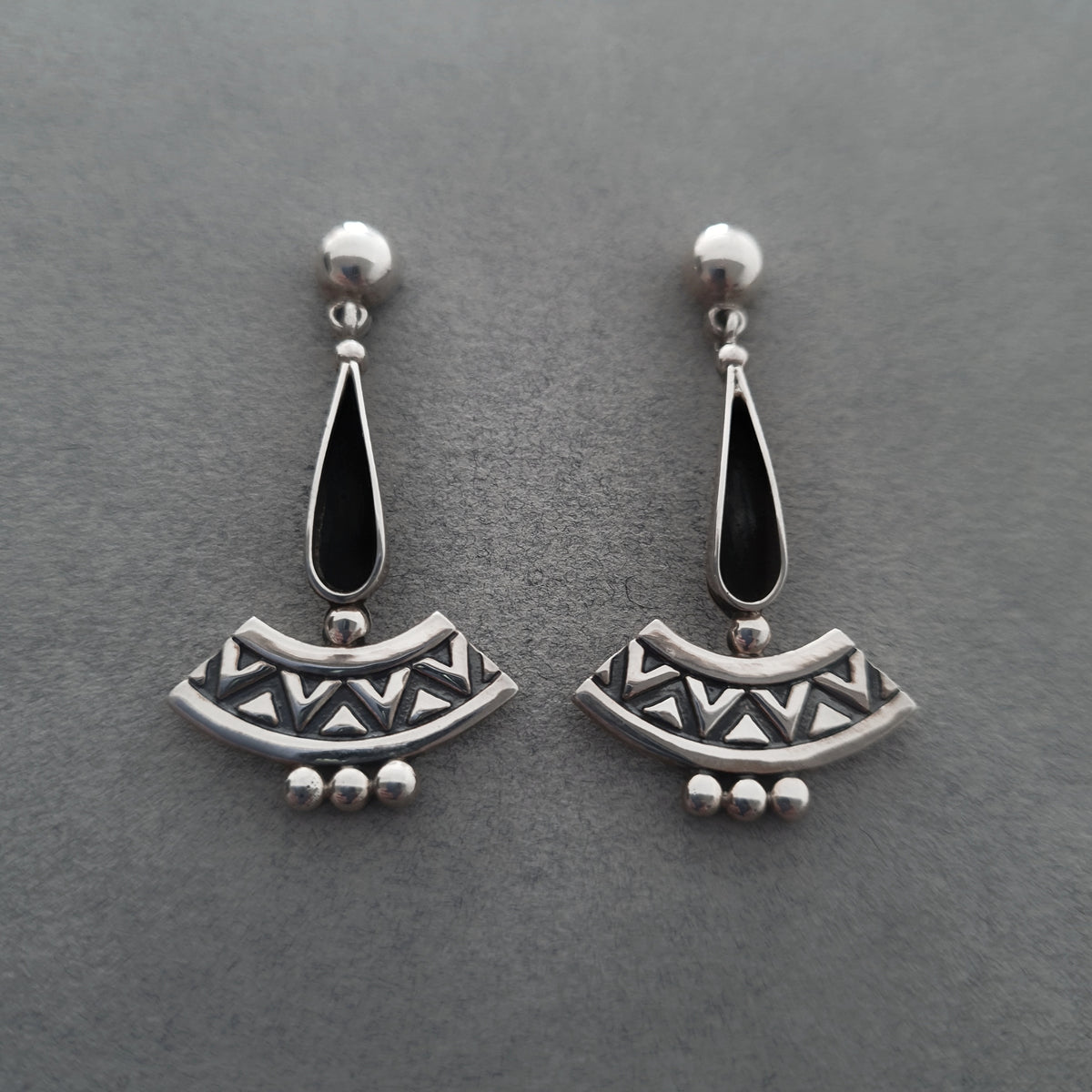 D1/10035 Mayan Silver earrings with black onix