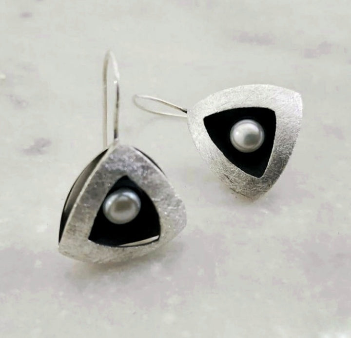 D7/10156 Silver Delta earrings with a round fw pearl setting